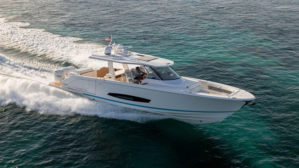 Regal 43 SAV: Cruising at sea