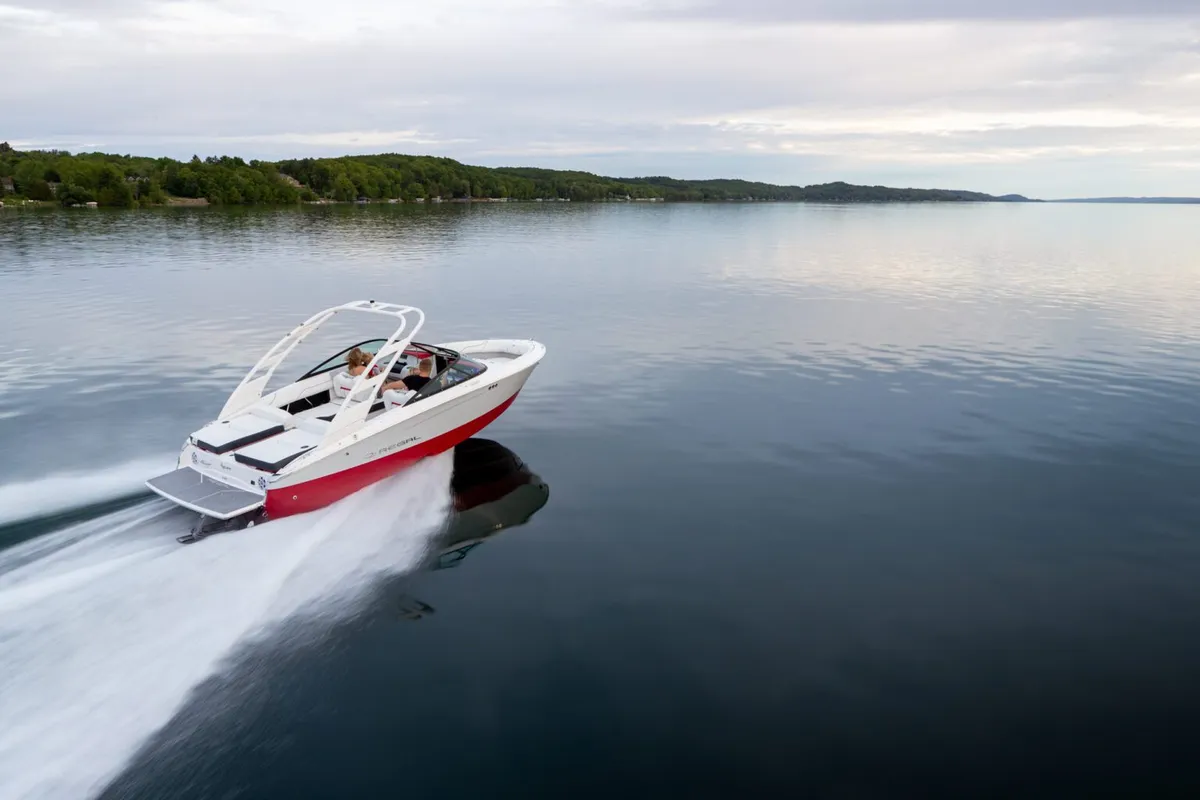 Regal LS2 Surf: En navigation sur un lac