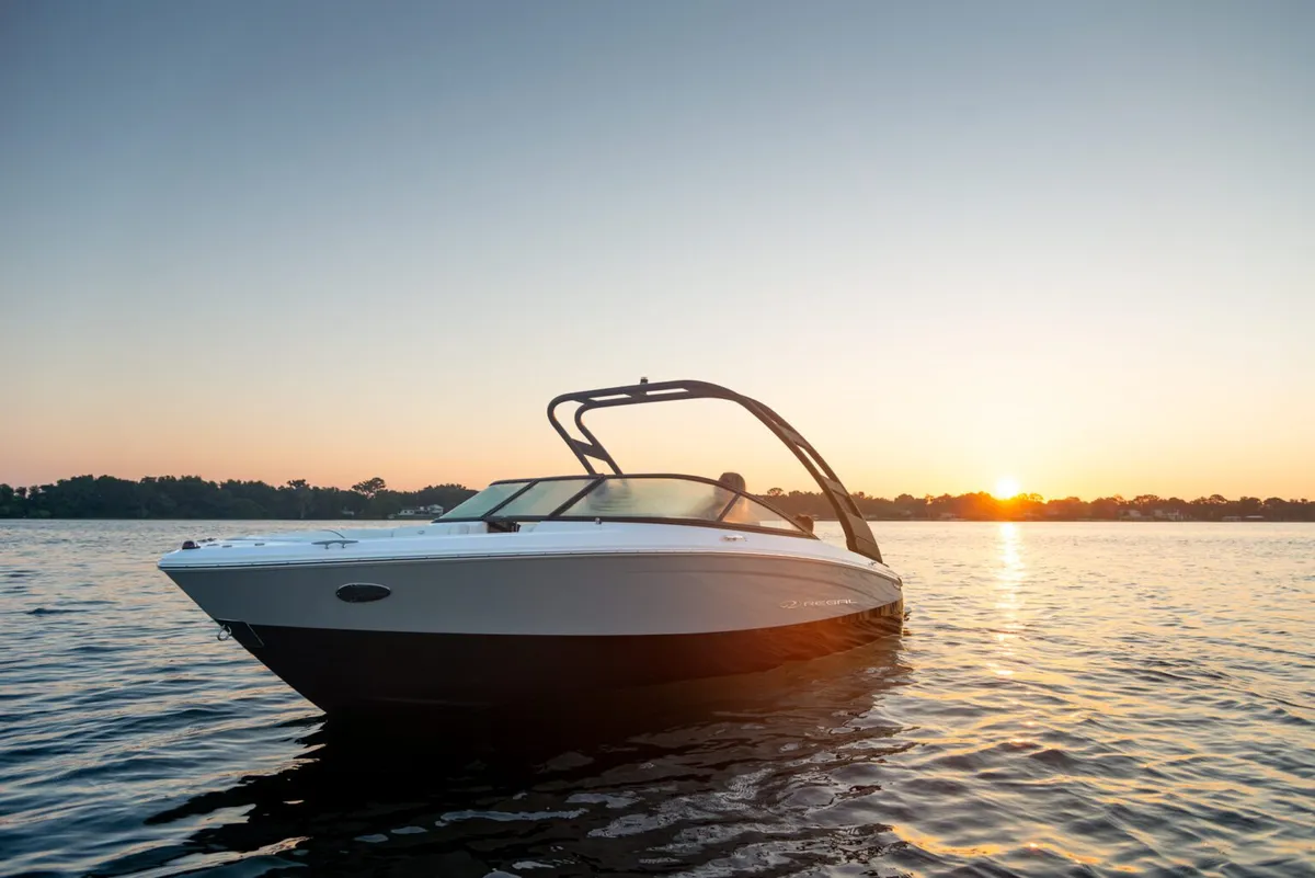 Regal LS2: Vor Anker bei Sonnenuntergang