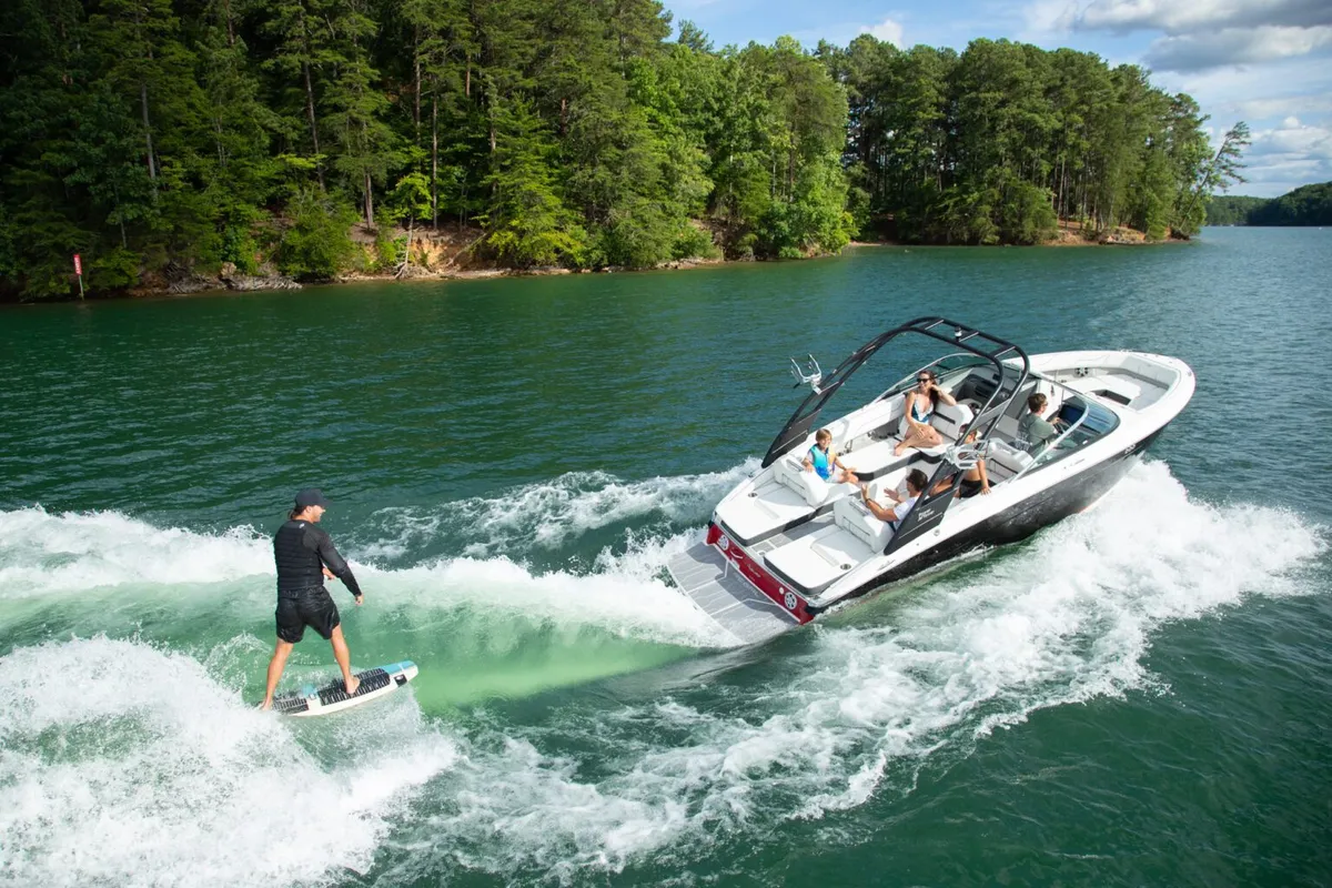 Regal LS4 Surf: Fahrt mit einem Wakesurfer