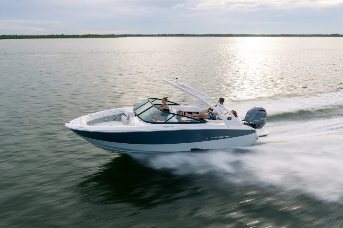 Regal LX2: Seitenansicht während der Fahrt