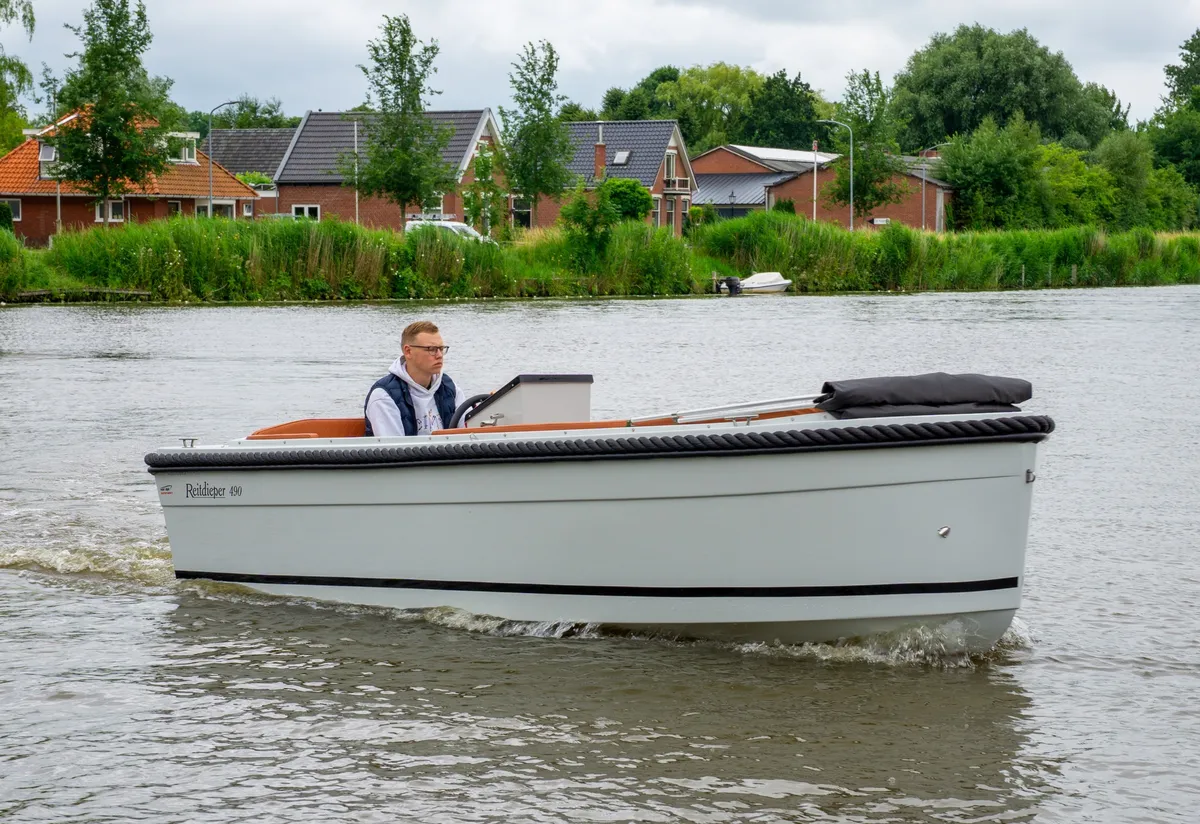 Reitdieper 490 XL: Boat cruising on a river