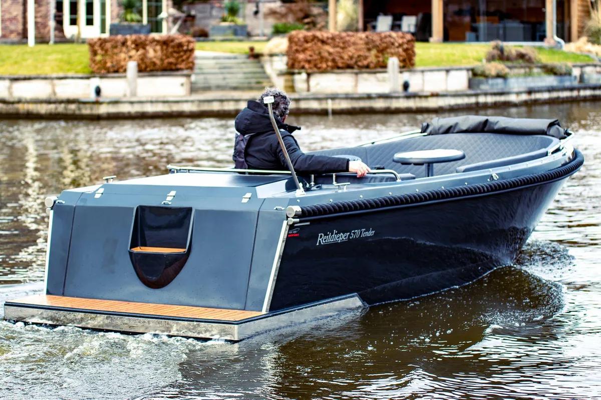 Reitdieper 570 Tender: Boat cruising on water