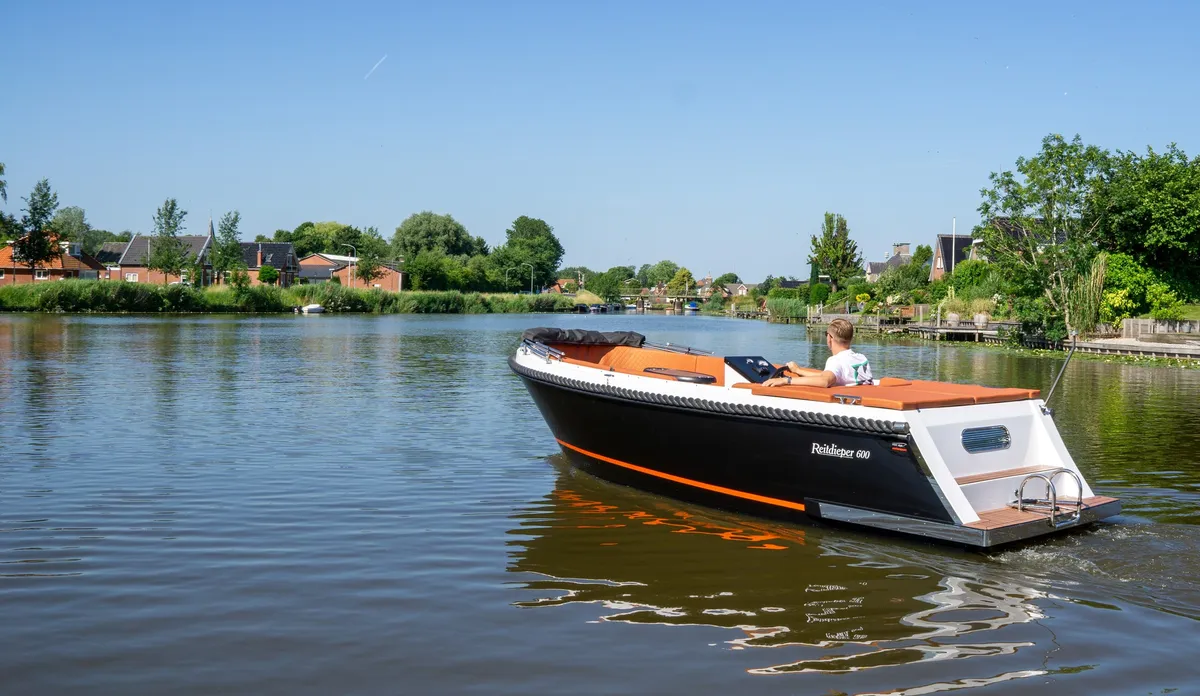 Reitdieper 600 Tender: Boat cruising on a river