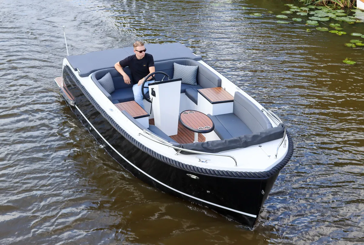 Reitdieper 630 Tender: Boot auf dem Wasser mit einem Steuermann