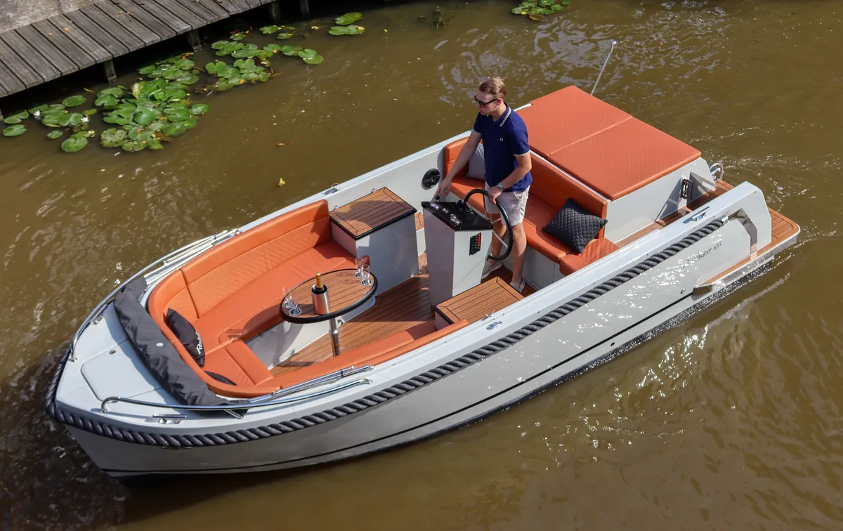 Reitdieper 635 Tender: Boat cruising on water