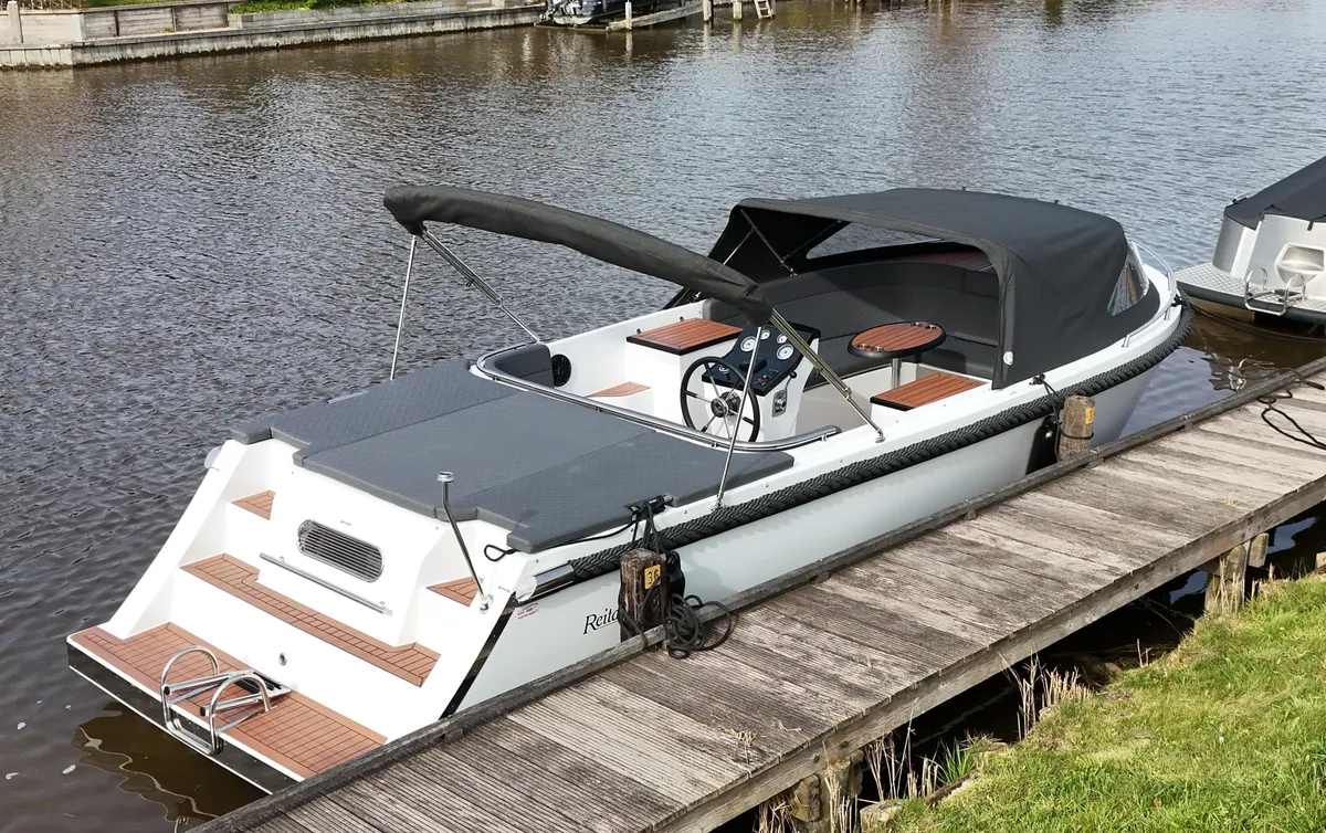 Reitdieper 730 Tender: Boat moored at a jetty