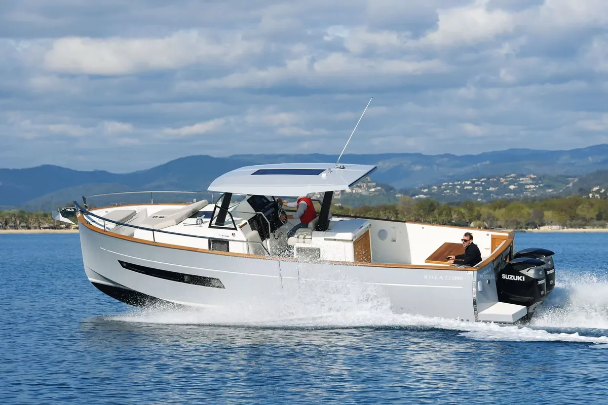 Rhea Marine 32 HB Open: Boat cruising at sea