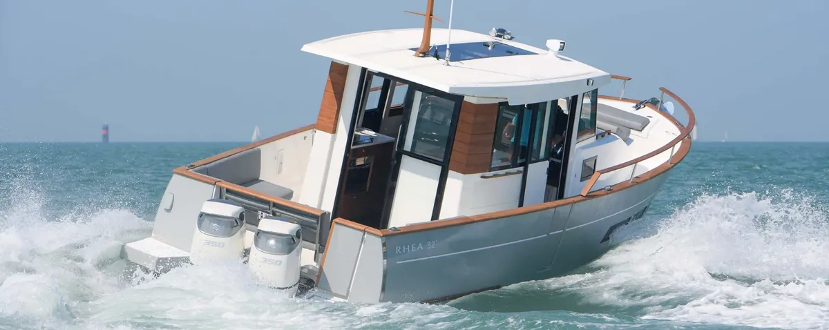 Rhea Marine 32 HB Timonier: Boat cruising at sea