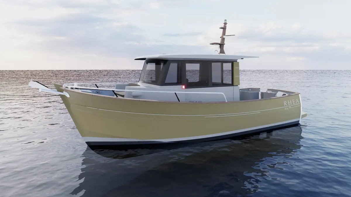 Rhea Marine 730 Timonier V2: Yellow boat moored at sea