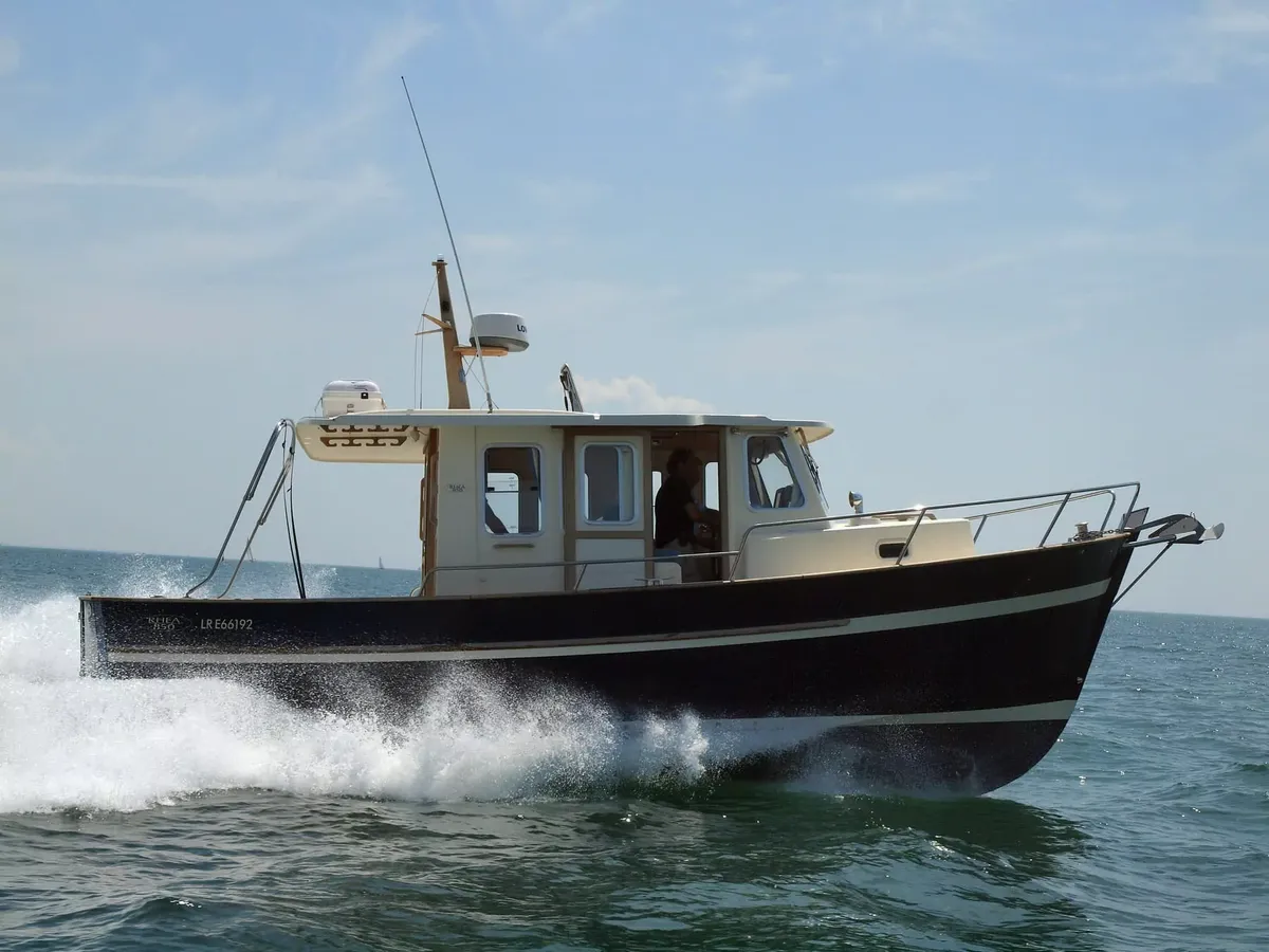 Rhea Marine 850 Timonier: Boat cruising at sea