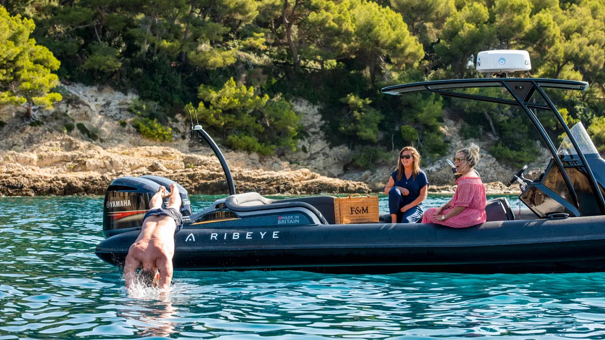 Ribeye Prime Nine41: At anchor with a swimmer