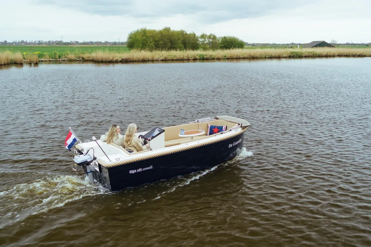 Riga Boats 485 Experience de Luxe: Boat cruising on water