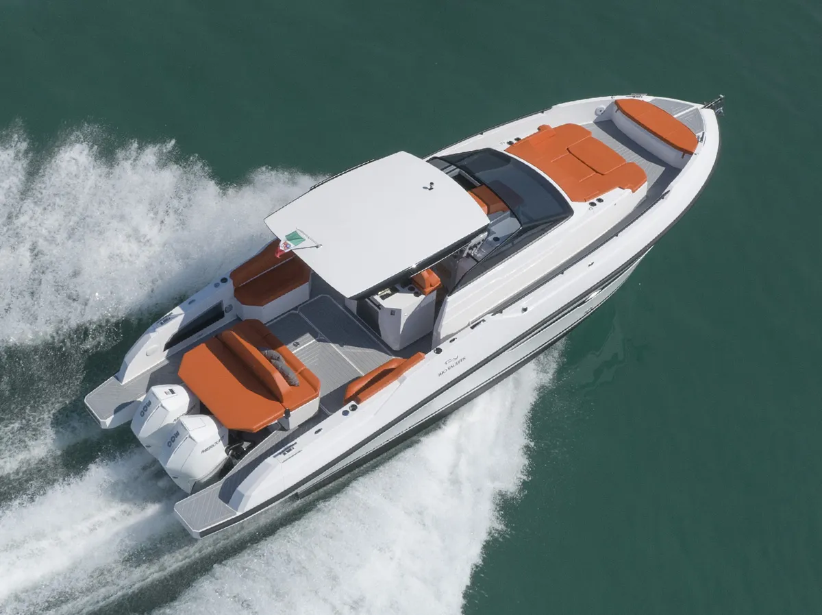 Rio Yachts Daytona 35 Bow Rider: Bootsfahrt auf dem Wasser