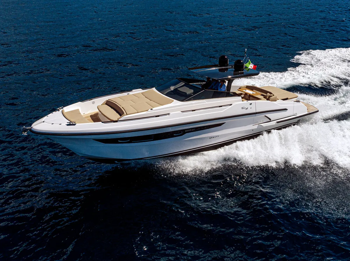 Rio Yachts Daytona 50: White boat cruising at sea