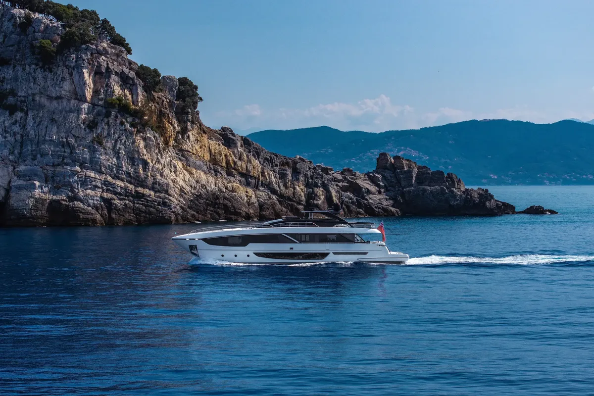 Riva 102' Corsaro Super: Une croisière en yacht le long du littoral