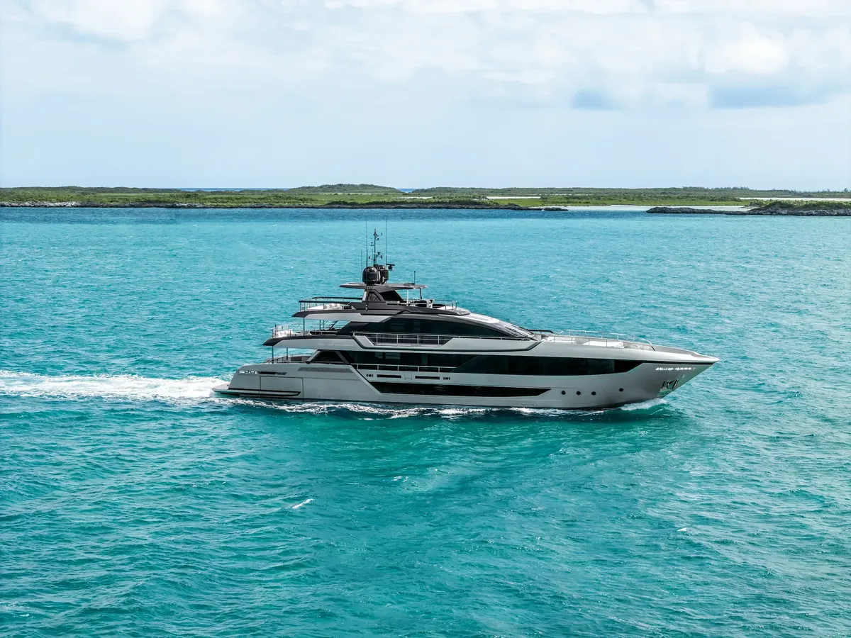 Riva 130' Bellissima: Luxusyacht-Kreuzfahrt auf dem Meer