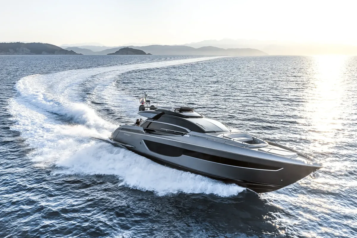 Riva 76' Perseo Super: Yachtfahrt auf dem Meer