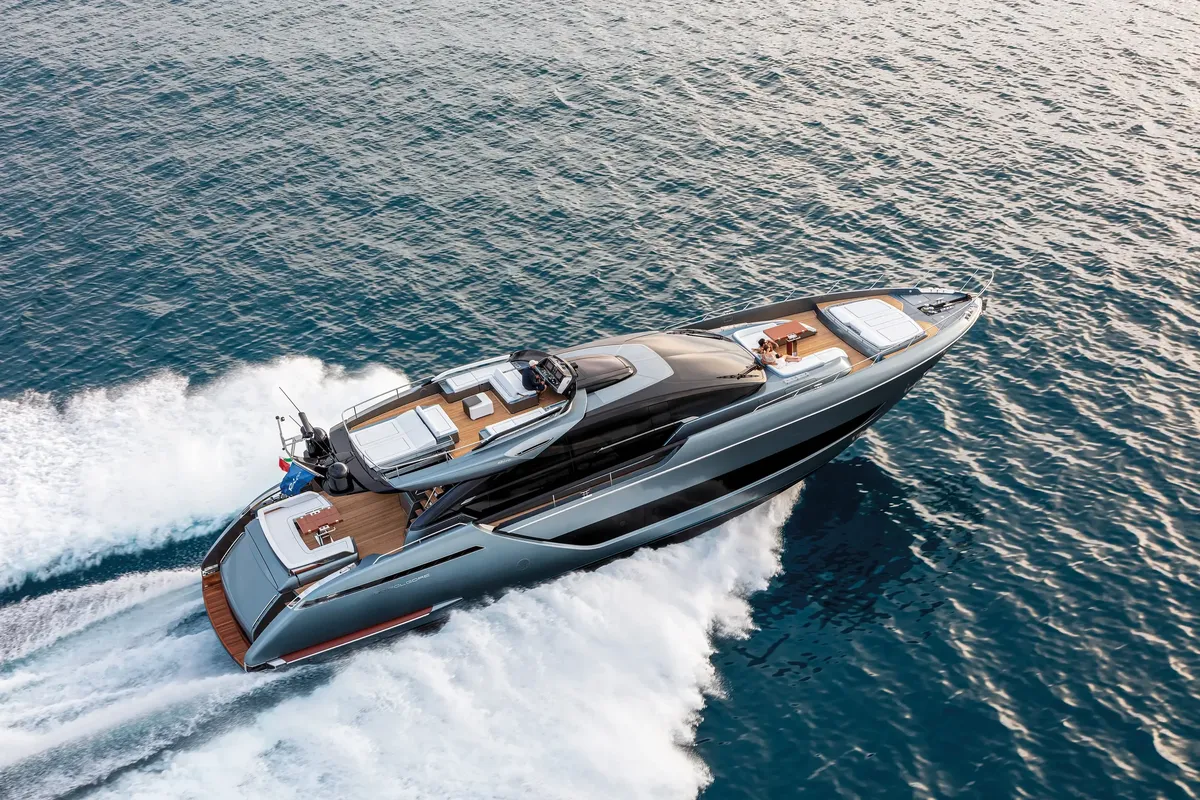 Riva 88' Folgore: Yachtfahrt auf dem Meer bei Wellengang