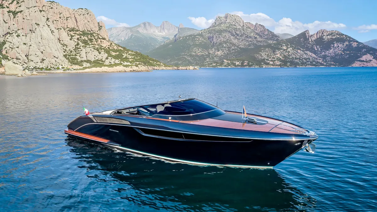 Riva Rivamare: Boot vor Anker in der Nähe von Bergen