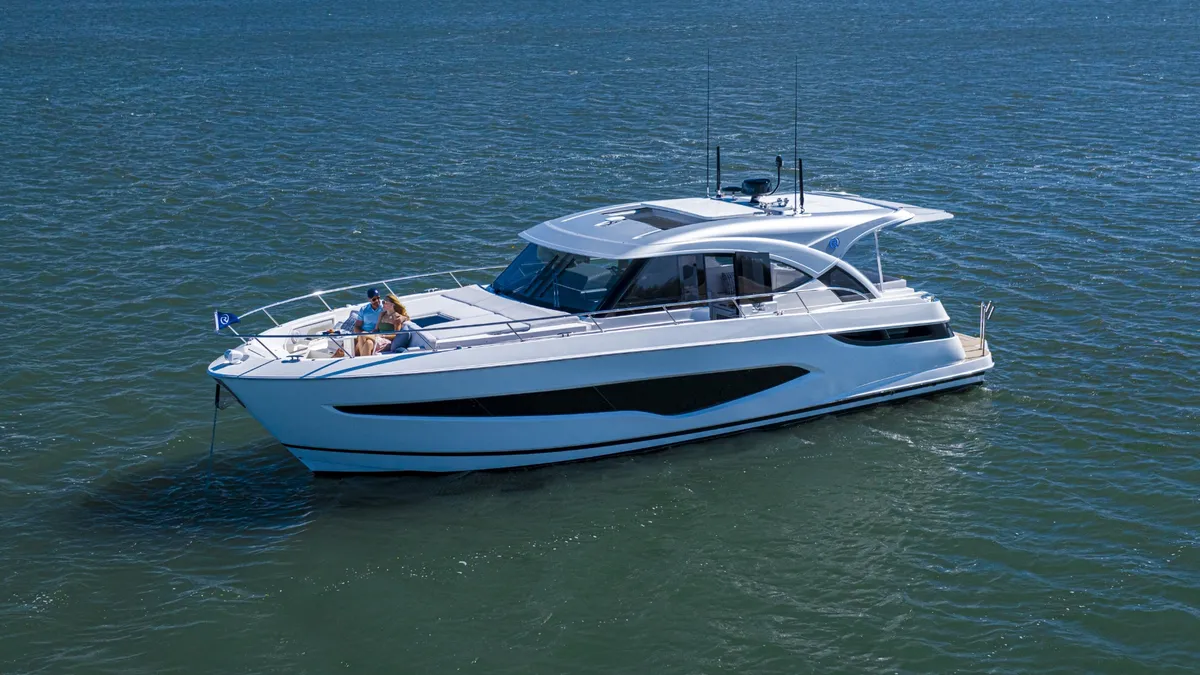 Riviera 4300 Sports Express: Seitenansicht vor Anker