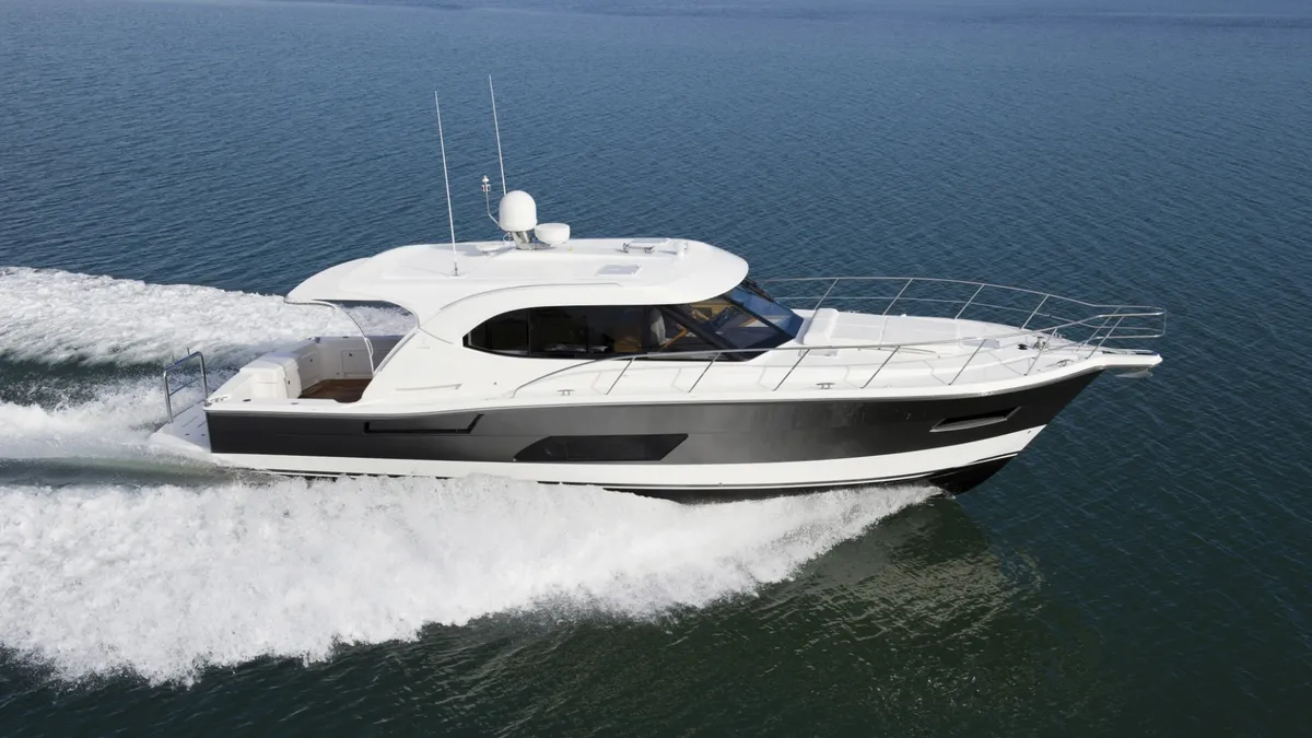Riviera 445 SUV: Seitenansicht während der Fahrt