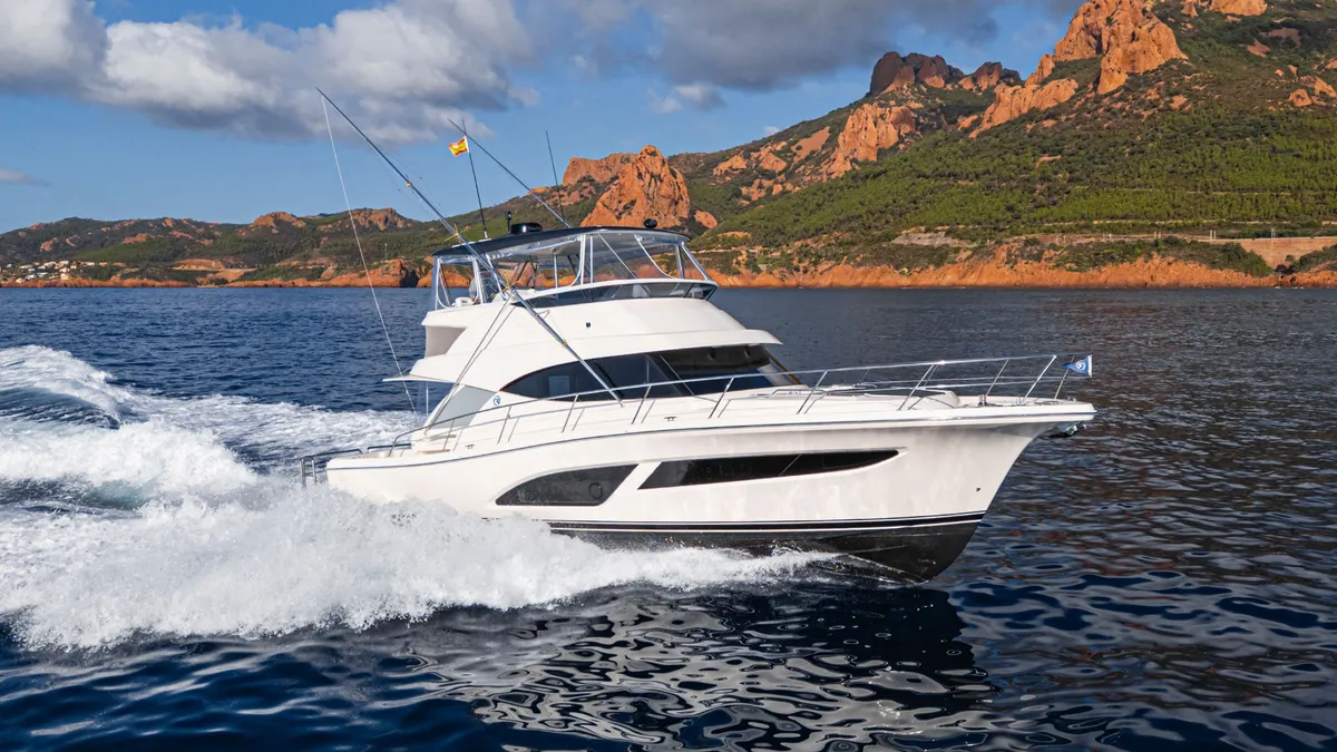 Riviera 46 Sports Motor Yacht: Fahrt entlang der Küste