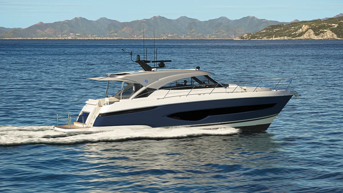 Riviera 5000 Sport Yacht Platinum Edition: Rendu du bateau en navigation, vue latérale