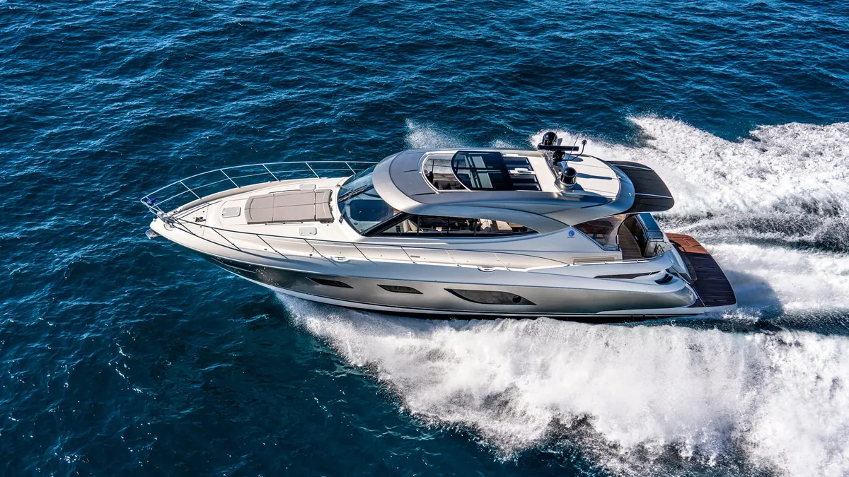 Riviera 6000 Sport Yacht Platinum Edition: Seitenansicht während der Fahrt
