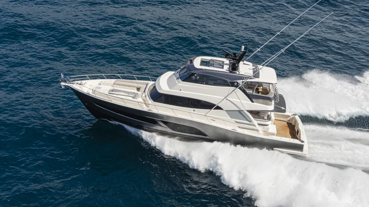 Riviera 68 Sports Motor Yacht Series II: Vue latérale en navigation