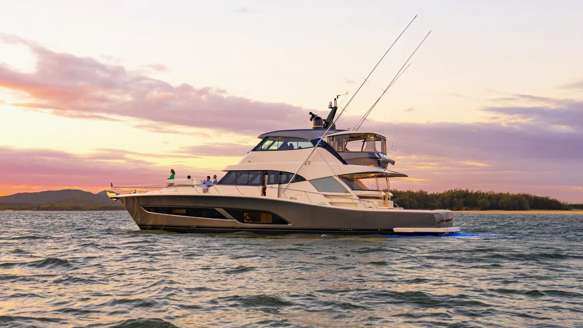 Riviera 72 Sports Motor Yacht Series II: Vor Anker bei Sonnenuntergang