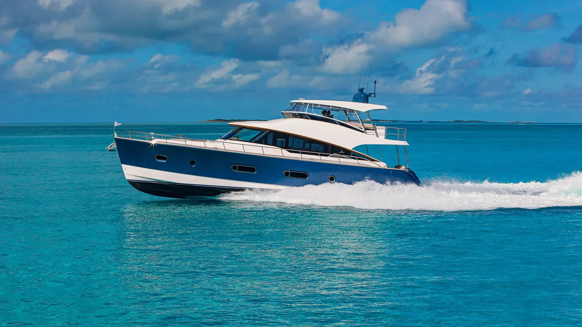 Riviera Belize 66 Daybridge: Seitenansicht in Fahrt