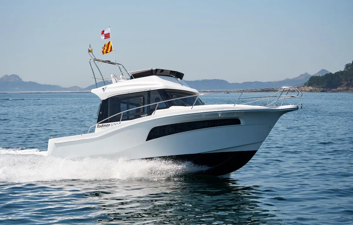 Rodman 1090 Evolution Flybridge: Boat cruising at sea