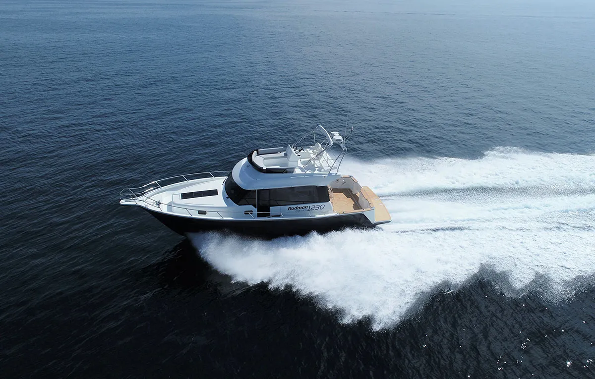 Rodman 1290 Evolution: Boat cruising at sea