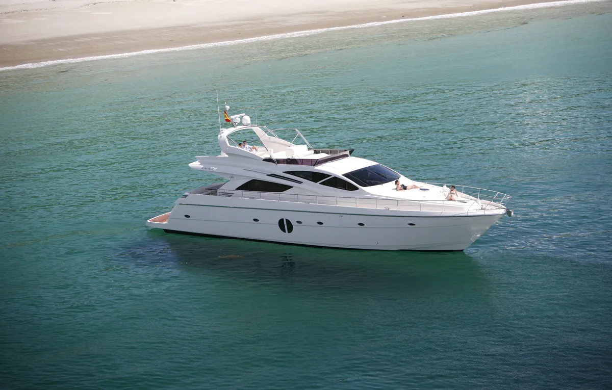 Rodman Muse 74: Weiße Yacht auf dem Meer