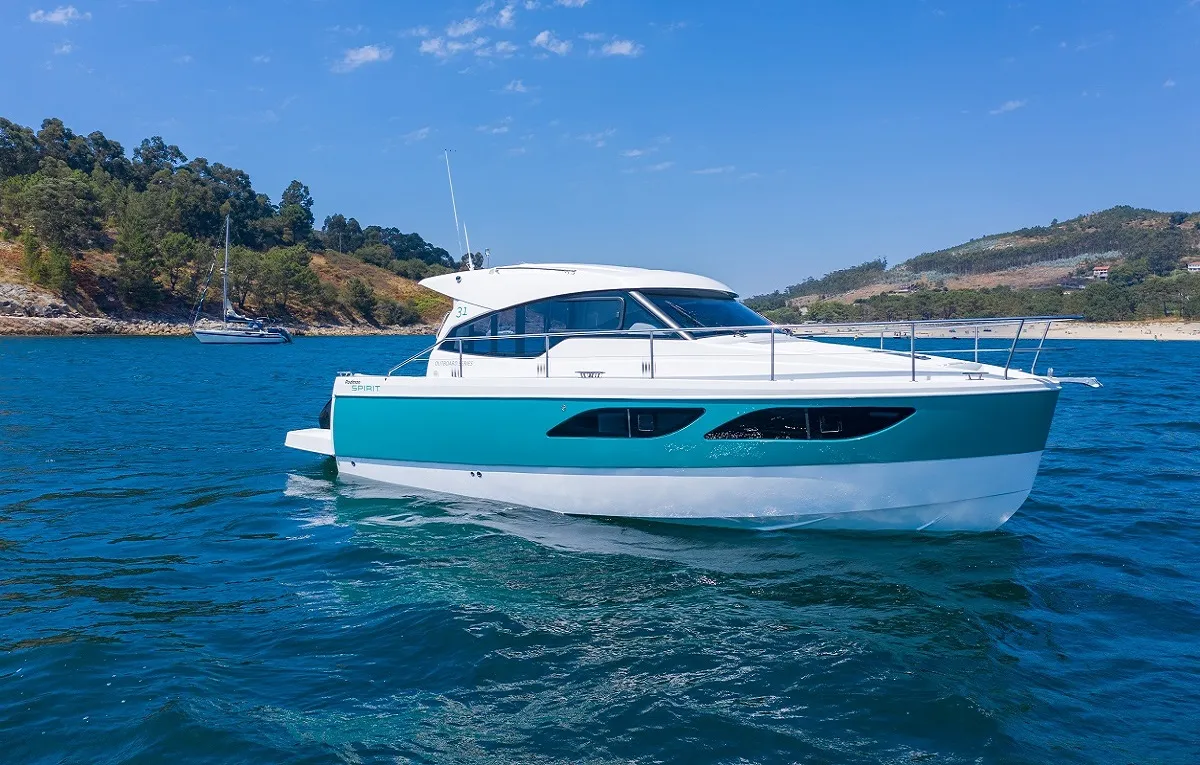 Rodman Spirit 31 Hard Top: Boat cruising at sea