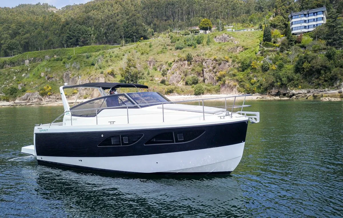 Rodman Spirit 31 Open: Boat cruising on water