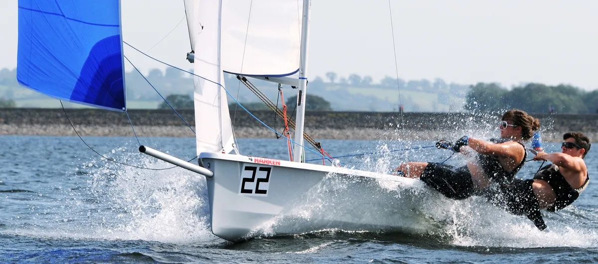 RS Sailing 2000: Voilier avec spinnaker en pleine action
