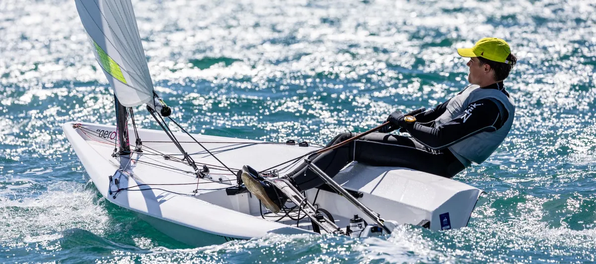 RS Sailing Aero: Segelboot mit Personen an Bord auf dem Meer