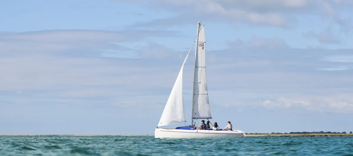 RS Sailing Aira 22: Segelboot auf dem Meer
