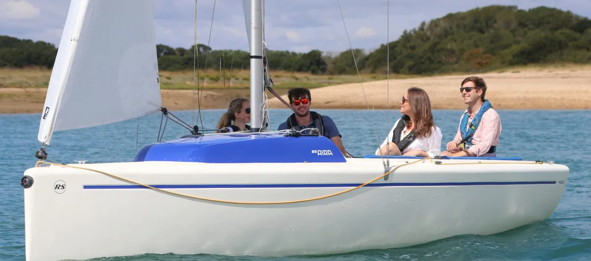 RS Sailing Aira 22: Sailing boat with people on the water
