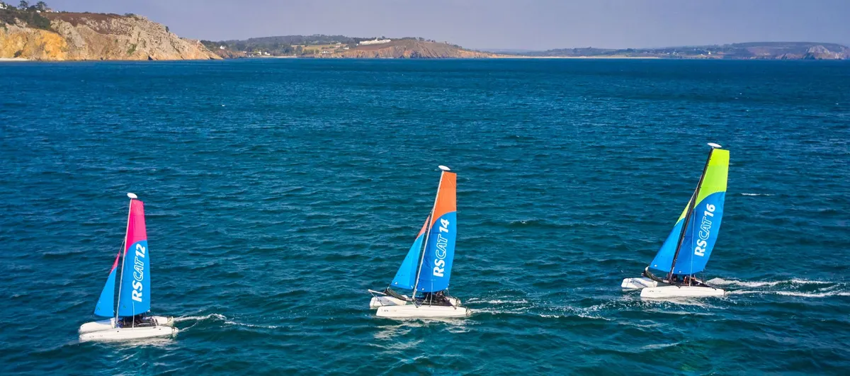 RS Sailing CAT12: Drei Segelboote segeln auf dem Meer