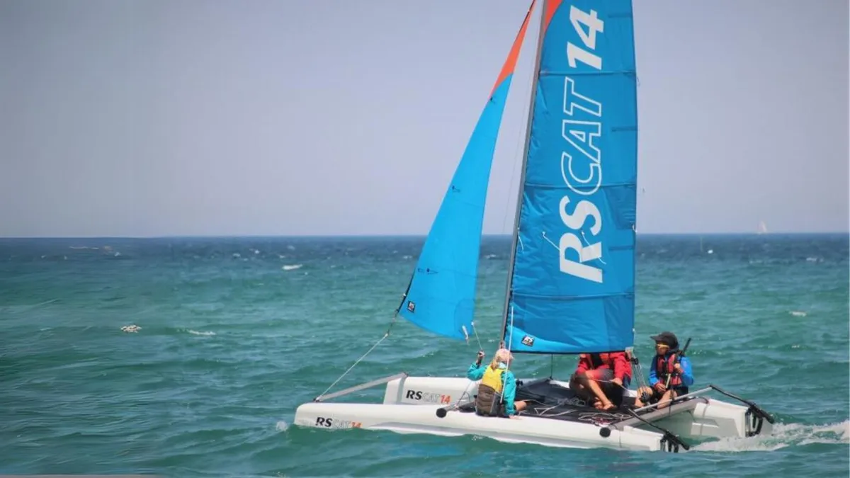 RS Sailing CAT14: Segeln mit einem Katamaran auf dem Meer