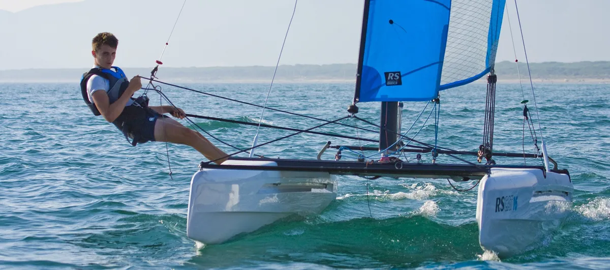 RS Sailing CAT16: Katamaran unter Segeln auf dem Meer