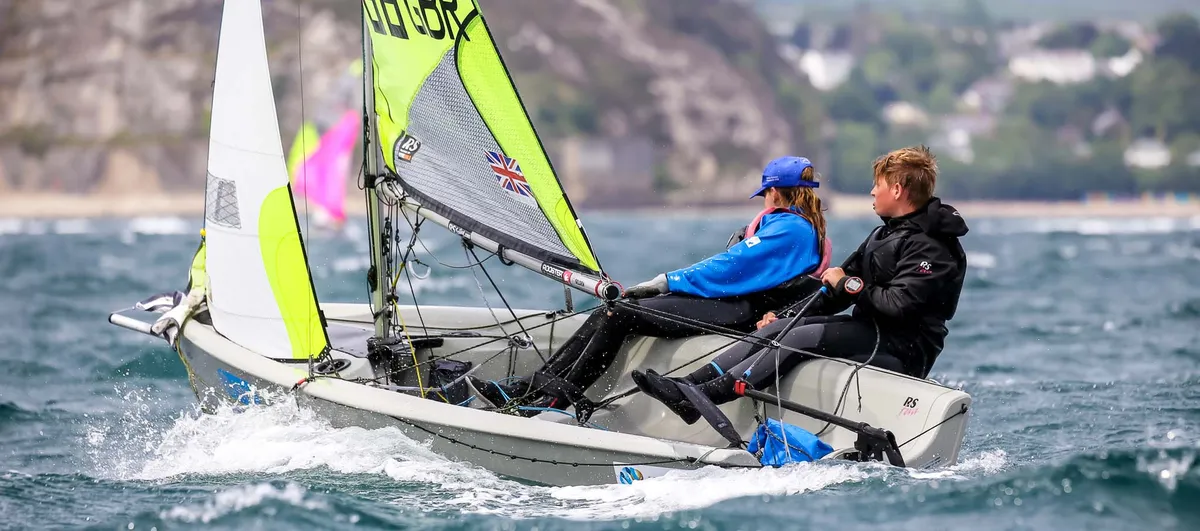 RS Sailing Feva: Segelboot mit zwei Personen an Bord auf dem Meer