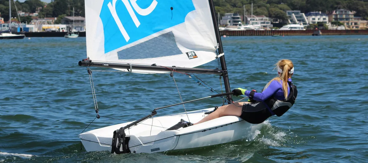 RS Sailing Neo: Une jeune fille à bord d'un petit voilier