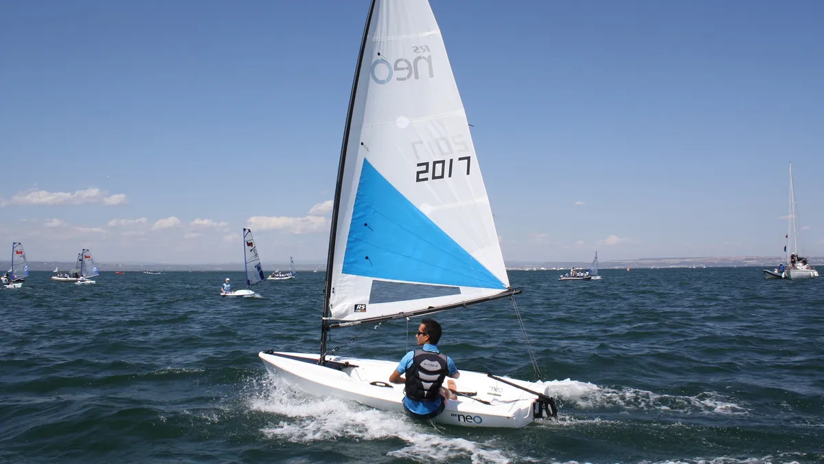 RS Sailing Neo: Segelboot auf dem Meer