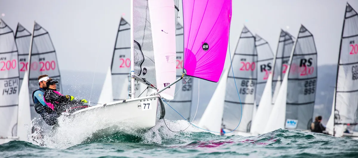 RS Sailing RS200: Segelboot mit einem rosa Segel im Rennen