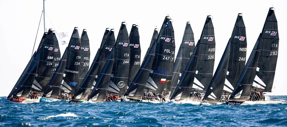 RS Sailing RS21: Segelboote bei einer Regatta auf See
