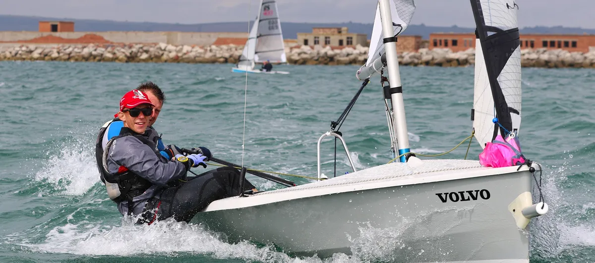 RS Sailing RS400: Segelboot mit zwei Personen an Bord auf dem Meer